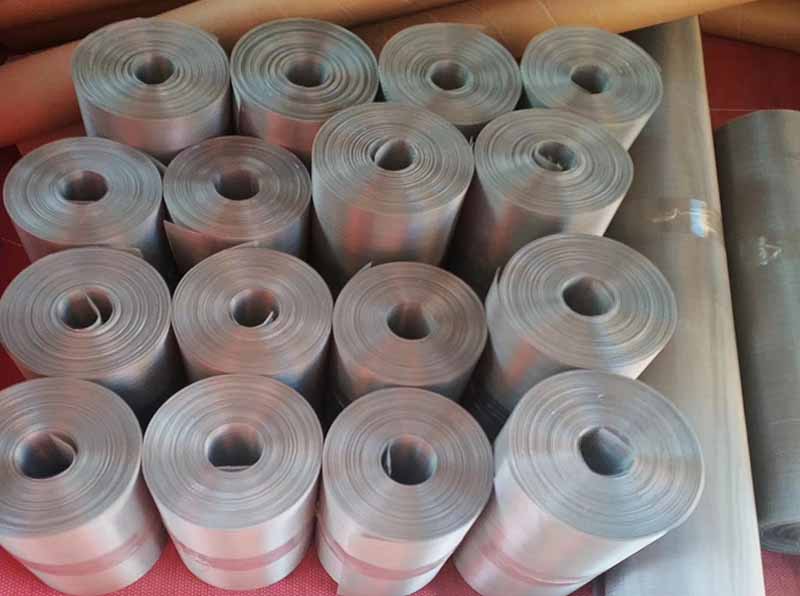 Dutch Woven Wire Cloth is made with a combination of big weft wires and small warp wires, this enables a strong wire cloth with super fine filtration.Dutch weave stainless steel wire cloth is commonly used as industry filter media, offer strength and rigidity along with fine filtration capabilities.