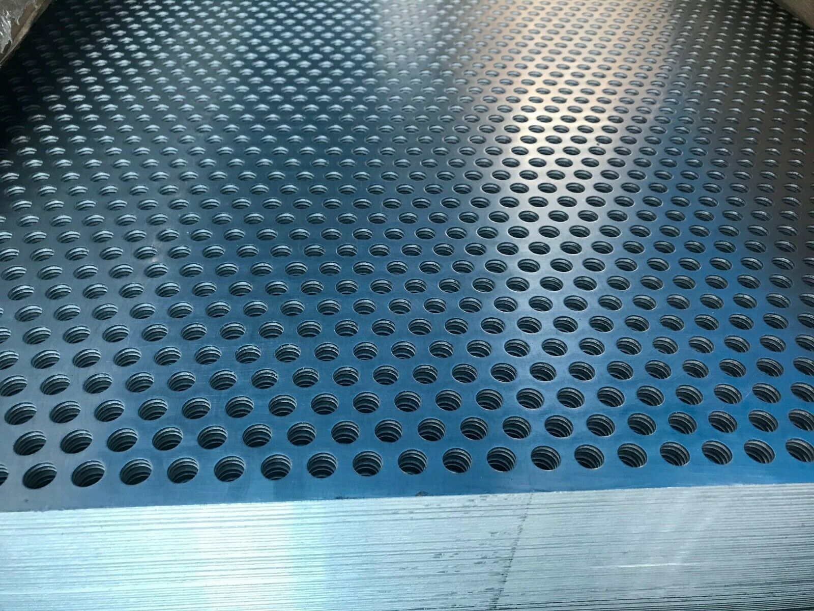 Perforated stainless steel sheets can be used for technical purposes such as strainers, filters and sieves in food processing, brewing and acoustic diffusers as well as interior design and architectural features. Our perforated stainless sheets are in grades 304 and 316 stainless steel.