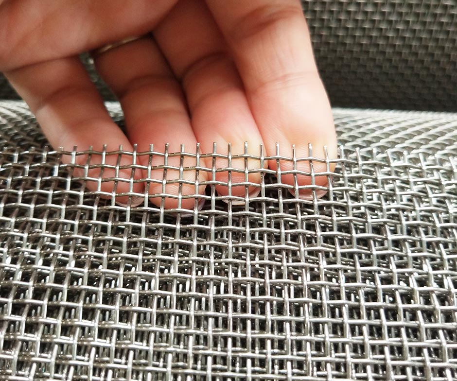 It can be designed with any number and combination of square plain weave wire mesh layers to achieve particular flow and filtration characteristics. It is useful for polymer production, as well as a variety of fluid and air filtration applications.